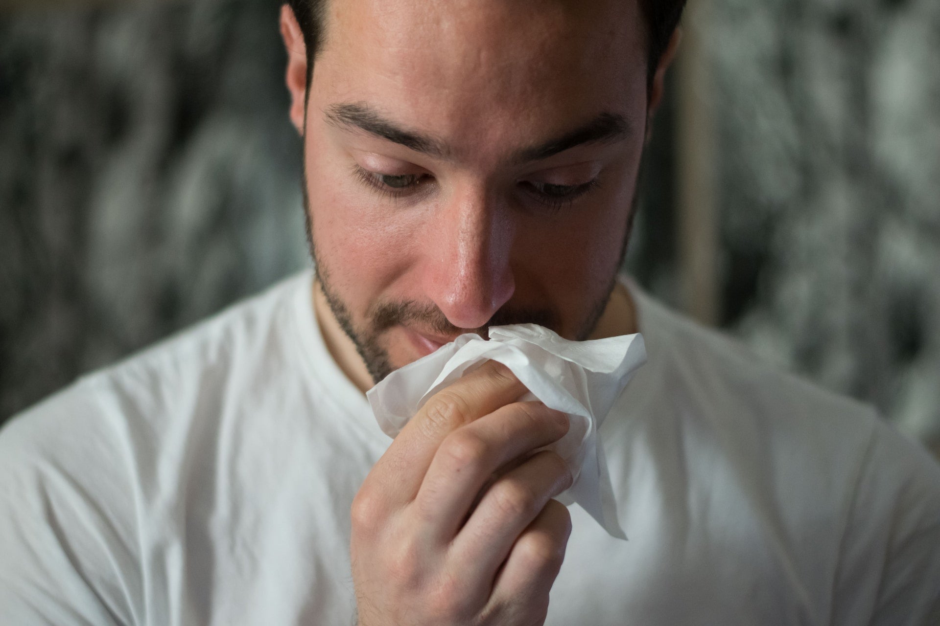 Can sneezing be related to poor indoor air quality?